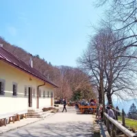 Koča Antona Bavčerja na Čavnu  je dom ajdovskih planincev in 
prijateljev gora.