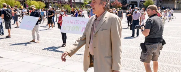 Minister za kulturo Vasko Simoniti je predlani  tako zakorakal 
mimo predstavnikov nekaterih medijev, ki so    na Trgu republike 
protestirali pred sejo državnozborskega odbora za kulturo in 
nasprotovali  spreminjanju medijske zakonodaje. 