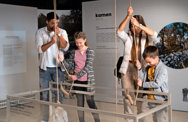 Na razstavi je mogoče Kras  tudi vonjati in prisluhnili njegovim 
zvokom, preveriti težo kamna, spoznati vodni krog na Krasu.