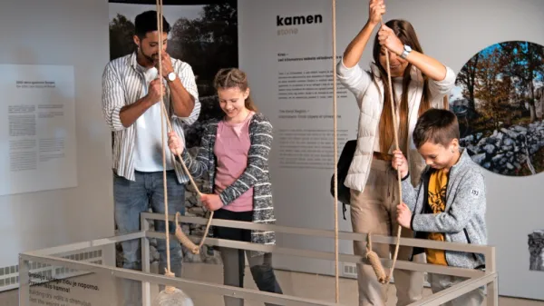 Na razstavi je mogoče Kras  tudi vonjati in prisluhnili njegovim 
zvokom, preveriti težo kamna, spoznati vodni krog na Krasu.
