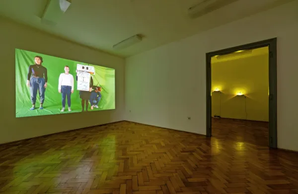 Neža Knez  v Hiši kulture predstavlja medijske instalacije, s 
katerimi raziskuje prehajanje meja med umetnostjo in vsakdanjim 
življenjem. 