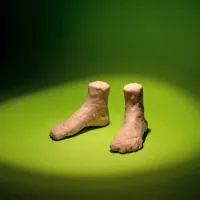  Umetnica raziskuje otroško dojemanje stvarnosti skozi oči odraslih.  