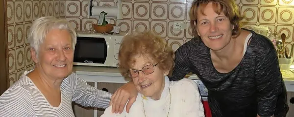 Hčerki Darja (levo) in Vanja  sta se novembra 2019 skupaj z mamo 
Zalko Bobek  veselili njenega 93. in, žal, zadnjega rojstnega dne.