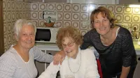 Hčerki Darja (levo) in Vanja  sta se novembra 2019 skupaj z mamo 
Zalko Bobek  veselili njenega 93. in, žal, zadnjega rojstnega dne.