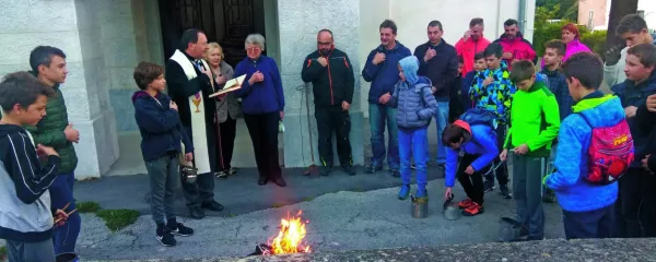 Ohranjajo tudi raznašanje blagoslovljenega ognja. 