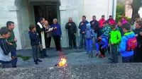 Ohranjajo tudi raznašanje blagoslovljenega ognja. 