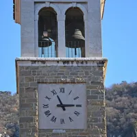Nenavaden zaplet z zapečatenimi preglasnimi cerkvenimi zvonovi 
je postal novica v številnih medijih po svetu. 