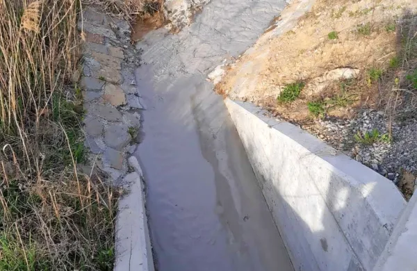 Ker se je voda v kanalih posušila v betonu podobno snov, ni 
pritekla do reke Rižane. 