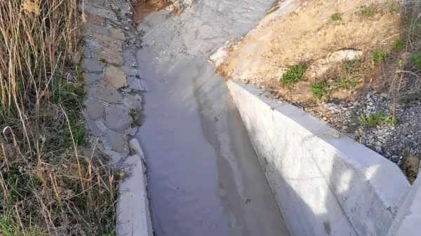 Ker se je voda v kanalih posušila v betonu podobno snov, ni 
pritekla do reke Rižane. 