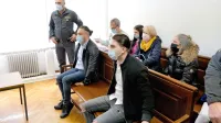 Skoraj dve leti po  streljanju v Rejčevi ulici sta  svojo plat zgodbe 
povedala Omer Ferari (na zatožni klopi levo) in Riccardo Čizmić 
(desno).

