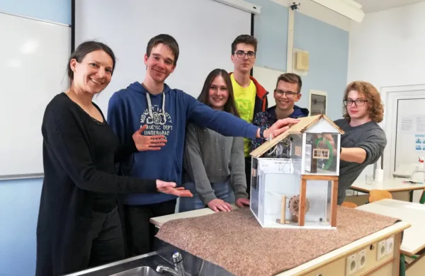 Koprska ekipa (z  leve): mentorica Nina Jereb, Matija Batič, Sofija Štefan, Miha Abram, Maj Repek in Filip Umer