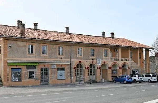 

Komenski zadružni dom je skoraj edini, ki je bil  dosledno izveden 
po arhitekturnih načrtih in opremljen z umetniškimi deli.

 

