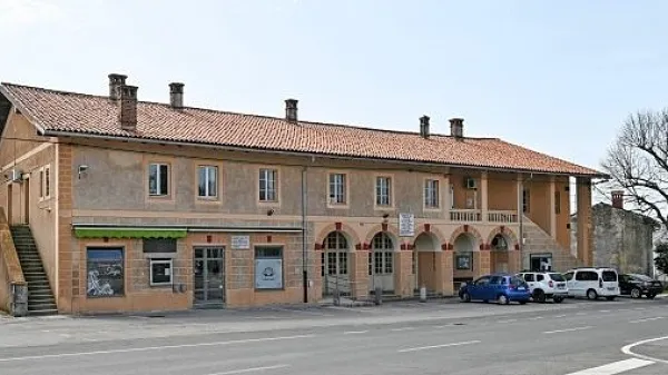 

Komenski zadružni dom je skoraj edini, ki je bil  dosledno izveden 
po arhitekturnih načrtih in opremljen z umetniškimi deli.

 

