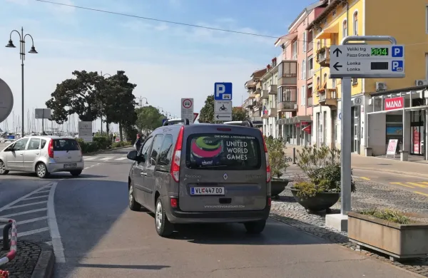 Z informacijskimi tablami, na katerih je tudi število prostih parkirnih
mest, naj bi zmanjšali nezadovoljstvo zaradi parkirnih zagat.