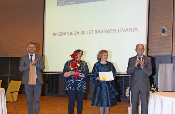 Damijana Gustinčič ob podelitvi priznanja za 30 let ravnateljervanja, ki ga podeljuje Zveza ravnateljev in pomočnikov 
ravnateljev Slovenije.  