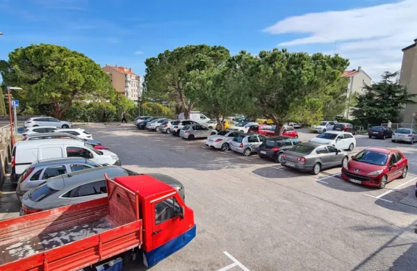 Od prihodnjega ponedeljka bo treba  za parkiranje na parkirišču 
pri trgovini Mercator na Markovcu plačati parkirnino.