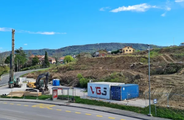 Ob Dolinski cesti v Olmu sta republiški in koprski stanovanjski 
sklad začela dolgo pričakovano gradnjo treh stanovanjskih stolpičev. 