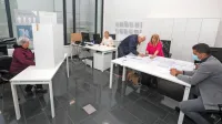 V Kopru je bilo dopoldne treba kar malo počakati pred voliščem. 