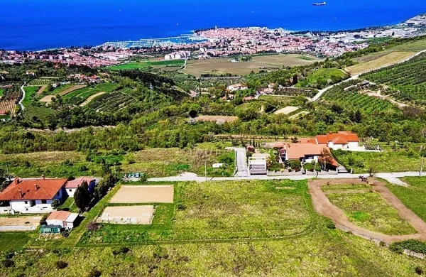 Zakonodaja   dobro ščiti kmetijska zemljišča, treba jo je le dosledno 
izvajati, opozarjajo kandidati.