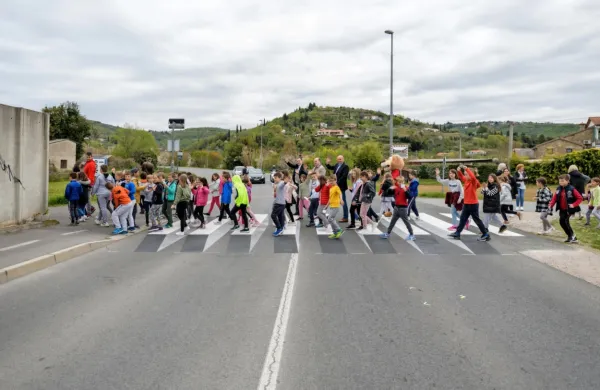 Lucijsko 3D-zebro, ki je prva tovrstna v slovenski Istri, so zarisali 
na cesti za obrtno cono v Fazanu, ki vodi do Osnovne šole Lucija. 
Prehod je videti kot navidezna ovira na cestišču, zaradi česar 
vozniki dodatno zmanjšajo  hitrost, ki je na tem območju že 
omejena.