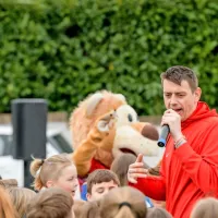 Predstavitev nove pridobitve je pospremil raper Trkaj, ki je ob 
pomoči tretješolcev Osnovne šole Lucija zapel himno projekta 
Varno ima vedno prav.