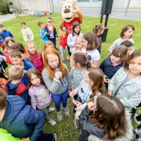 Predstavitev nove pridobitve je pospremil raper Trkaj, ki je ob 
pomoči tretješolcev Osnovne šole Lucija zapel himno projekta 
Varno ima vedno prav.