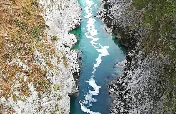 Po zagotovilih poveljnika civilne zaščite Bovec Edija Melinca gre 
po doslej znanih podatkih za nenevarno snov.