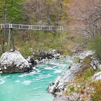 Po zagotovilih poveljnika civilne zaščite Bovec Edija Melinca gre 
po doslej znanih podatkih za nenevarno snov.