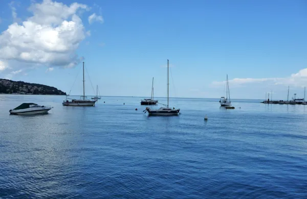 Pred Koprom je bilo pred leti kar nekaj  betonskih blokov, takrat je 
bila tudi posneta ta fotografija, zdaj pa ni niti enega več. 