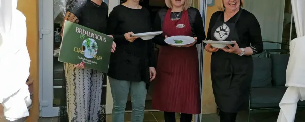 Tina Novak Samec je blagovno znamko Brdalicious predstavila s 
Katjo Kabaj z domačije Kabaj Morel, Mirelo Peresin s Turistične 
kmetije Breg in Anuško Štekar s Turistične kmetije Hiša Štekar (z 
leve). 

