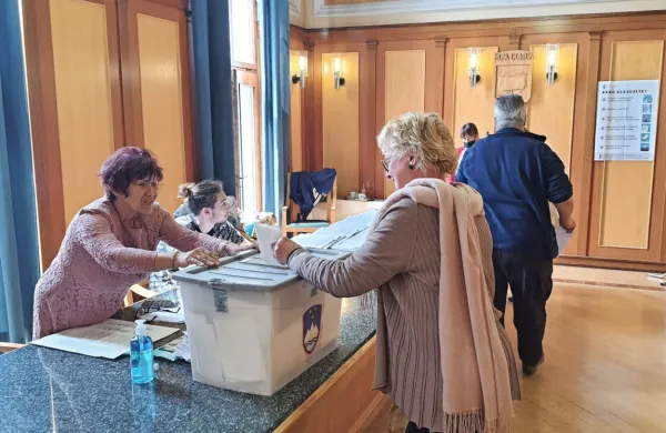 Kako kaže strankam v zadnjih dveh javnomnenjskih raziskavah?