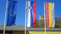 Vzdolžno obešene zastave v napačni velikosti in slovenska državna 
zastava s padlim grbom v znak poraza, je, podobno kot pred 
idrijskim vrtcem, najti na številnih krajih po Sloveniji.