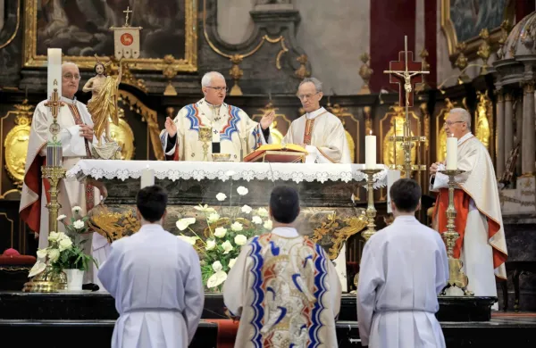 Slovenski škofje so se tudi letos oglasili s splošnim pozivom, naj se 
kristjani udeležijo volitev. Slika je simbolna, nastala je na veliko 
noč v ljubljanski stolnici.  