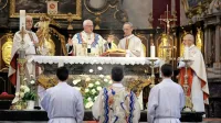 Slovenski škofje so se tudi letos oglasili s splošnim pozivom, naj se 
kristjani udeležijo volitev. Slika je simbolna, nastala je na veliko 
noč v ljubljanski stolnici.  
