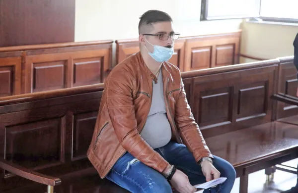 Hristijan Bozov se brani, da se   o dogajanju  tistega krvavega jutra 
ne spomni napada, ampak samo krvavih rok in noža.