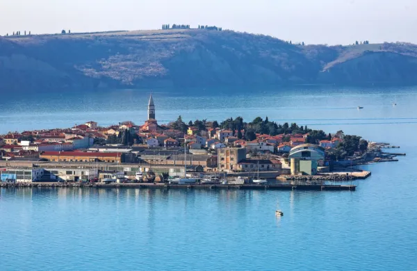 Ena najatraktivnejših izolskih lokacij je še vedno degradirano 
območje, njegovo bodočo usodo pa bo krojila država.