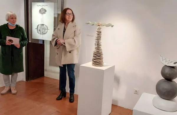 Kustosinja Tanja CIkoj in ustvarjalka SIlva Karim bosta še zadnjič v 
nedeljo vodili po razstavi Izgubljeni v svetlobi.  