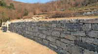 Ob pešpoti so  mojstri suhozidne gradnje obnovili tudi del že 
močno poškodovanega suhozida, ki drži teraso. 
