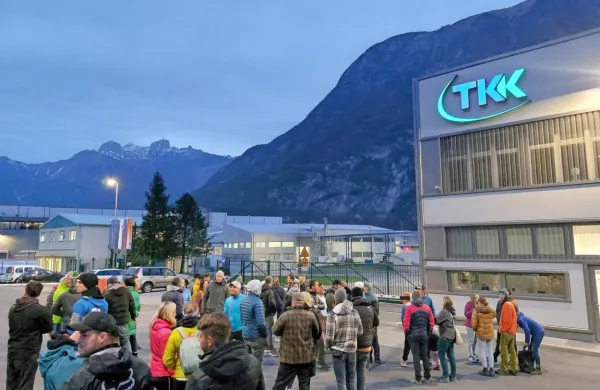 70 do 80 ljudi, ki jim je mar za reko Sočo, je prišlo v četrtek  pred TKK  izraziti svojo zaskrbljenost. 