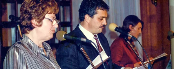 

 Javna oddaja Glasba po željah v Lipici 26. oktobra 1996. Voditelji 
(z leve): Ljudmila Strgar, Bogdan Kavrečič in Mojca Klarič.