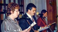 

 Javna oddaja Glasba po željah v Lipici 26. oktobra 1996. Voditelji 
(z leve): Ljudmila Strgar, Bogdan Kavrečič in Mojca Klarič.