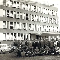 Kolektiv Radia Koper ob odprtju nove stavbe leta 1963. Radio je tedaj vodil Mario Abram, ki stoji osmi z desne proti levi. Pred tem 
je Radio Koper deloval v današnji hiši Primorskih novic. Pogled v tedanji razvoj Radia Koper: letno je bilo v povprečju 800 ur 
govornega programa v italijanščini, okrog 460 ur v slovenščini, nekaj nad 3300 ur je bilo glasbenih sporedov, okrog 2200 ur pa je 
bilo namenjenih prenosu oddaj Radia Ljubljana (vir: Zbornik Koper*Radio*Capodistria 1949 - 30 - 1979, izdan maja 1979).