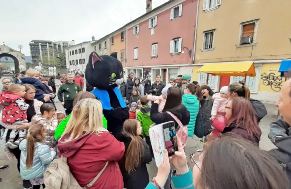 Koprska knjigarna in založba Libris je  na letošnji knjižni sejem znova povabila tudi najmlajše bodoče bralce, ki jih je razveselil Maček Muri. 
