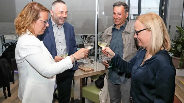 Primorski kandidati Svobode Mateja Čalušić, Danijel Bešič Loredan, Robert Janev in Tamara Kozlovič (z leve) so danes 
popoldne nazdravili pred potjo v volilni štab v Ljubljano.  