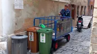 Z uporabo vozičkov za odpadke naj bi bil Piran čistejši. 