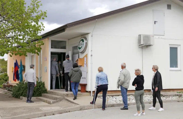 

    Primorski rekord pri volilni udeležbi je padel v okraju Ajdovščina: 
na volišče je prišlo 74,06 odstotka upravičencev. Na fotografiji 
jutranja vrsta pred voliščem v Ozeljanu.