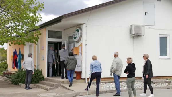 

    Primorski rekord pri volilni udeležbi je padel v okraju Ajdovščina: 
na volišče je prišlo 74,06 odstotka upravičencev. Na fotografiji 
jutranja vrsta pred voliščem v Ozeljanu.