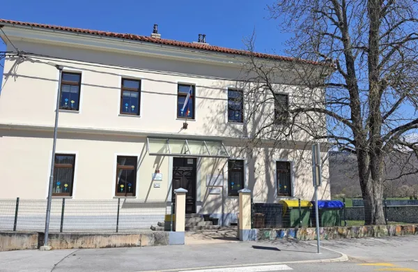 Ob podružnični šoli v Šmihelu bo do prihodnje pomladi zrasla 
nova dvorana.