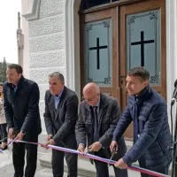Trak pred obnovljeno kapelo so prerezali (z leve): Denis Bele, Danilo Markočič, Emilio Fatovic in Marko 
Gregorič. Posvečena je nadangelu Mihaelu, ki   duše umrlih popelje v večno življenje.  