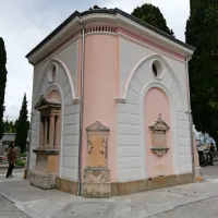  V zadnjem delu kapele je  grobnica Giovannia Cav. Zamarina, ki je dal 
kapelo postaviti leta 1886.   